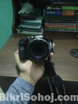Fujifilm Finepix s8200 with 4x Zoom